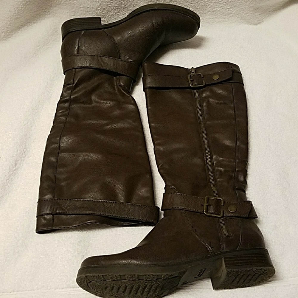 Brown zipper boot